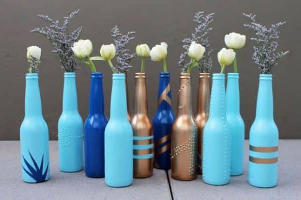 Glas wird in einer Lackierkabine sprühlackiert