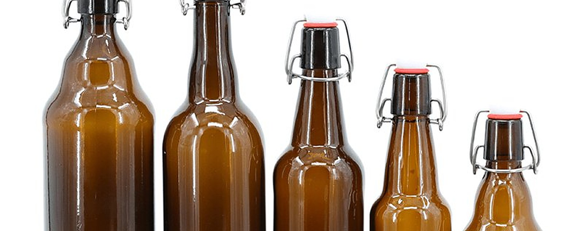 Fünf Braunglas-Bierflaschen mit Bügelverschluss in einer Größenreihe, mit Keramikstopfen