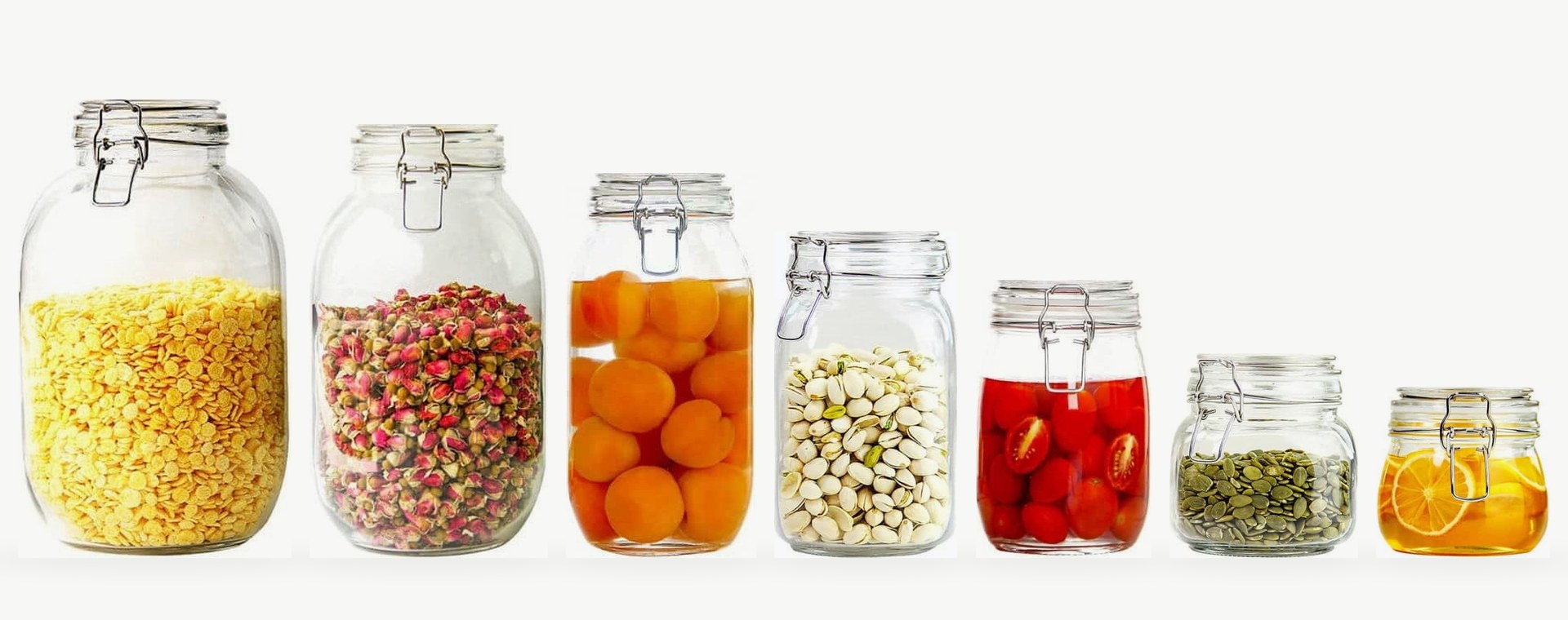 Sieben Bügelgläser in einer Größenreihe von 500 ml bis 3,8 Litern, gefüllt mit Hülsenfrüchten, Trockenblumen und eingelegtem Obst