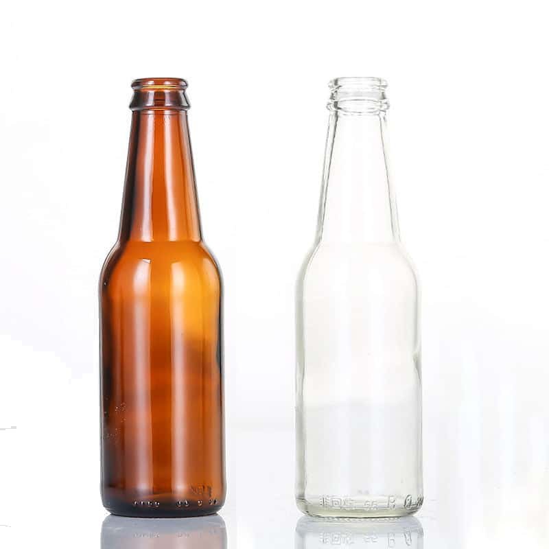Longneck-Bierflaschen aus Braun- und Klarglas nebeneinander, beide leer