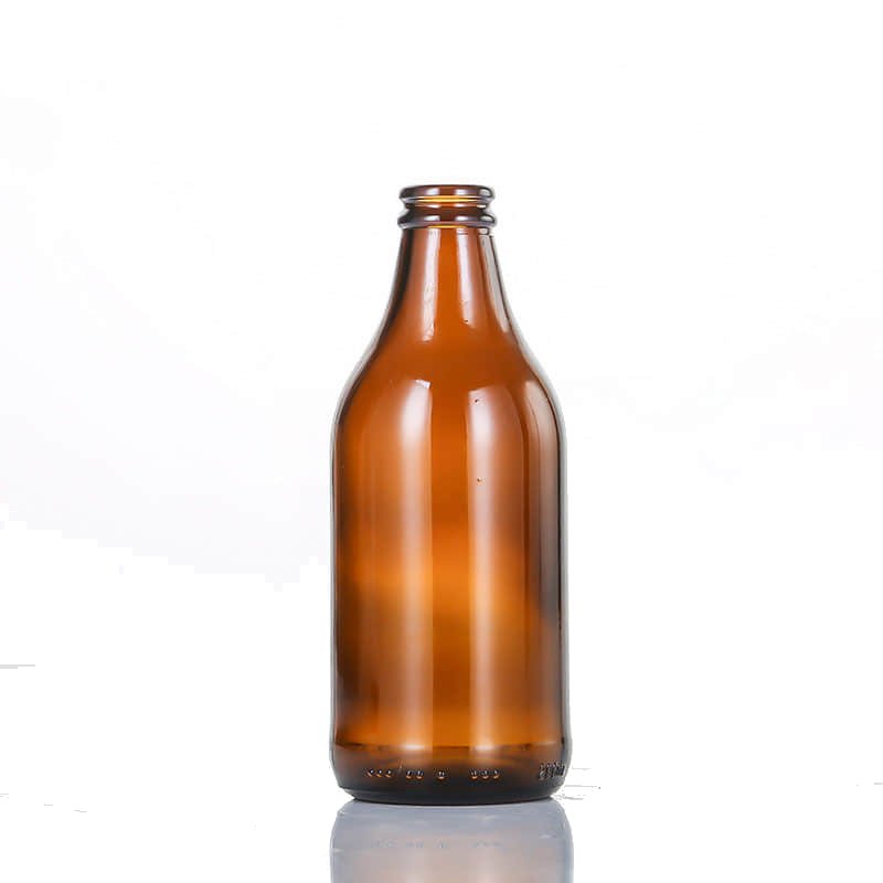 Kurze Braunglas-Stubby, leer, vor neutralem Hintergrund