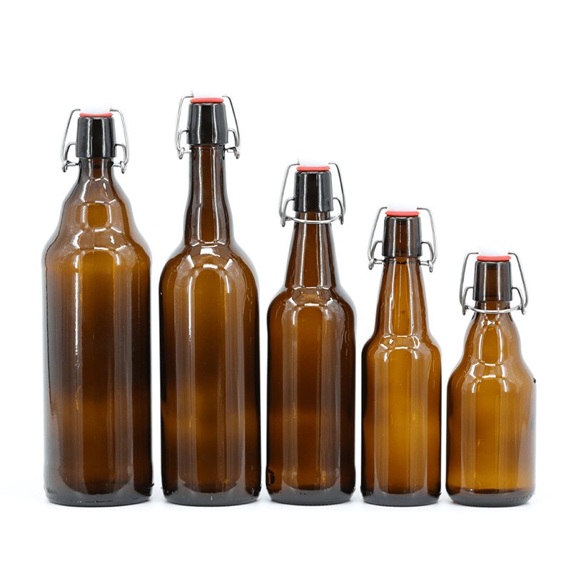 Fünf Braunglas-Bierflaschen mit Bügelverschluss in einer Größenreihe, mit Keramikstopfen