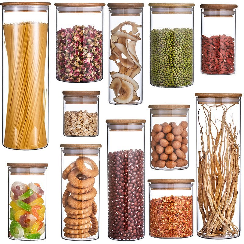 Zylindergläser mit gerader Wand und Holzdeckeln, gefüllt mit Trockenware
