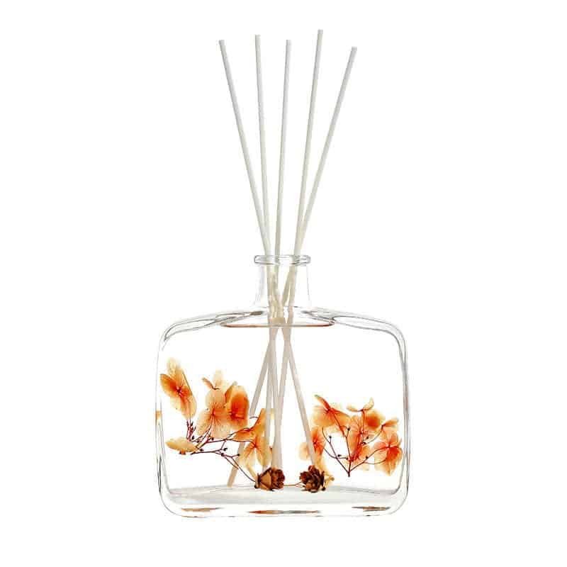 Flach-quadratische Diffuserflaschen aus Glas mit Trockenblumen und Stäbchen
