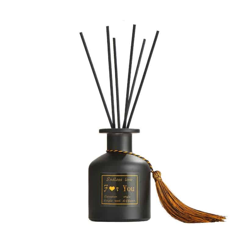 Schwarz sprühlackierte Diffuserflasche aus Glas mit schwarzen Stäbchen und einer Quaste