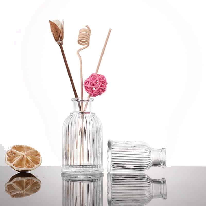 Geriffelte Diffuserflaschen aus Glas mit Stäbchen und Trockenblumen
