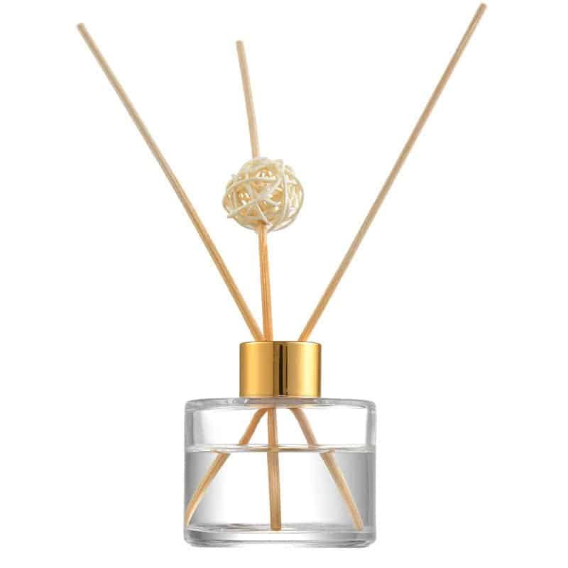 Runde Diffuserflasche aus Glas mit goldenem Kragen und Rattanstäbchen