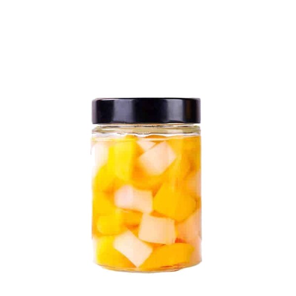 Rundes 500-ml-Glas mit Fruchtwürfeln und schwarzem Twist-off-Deckel