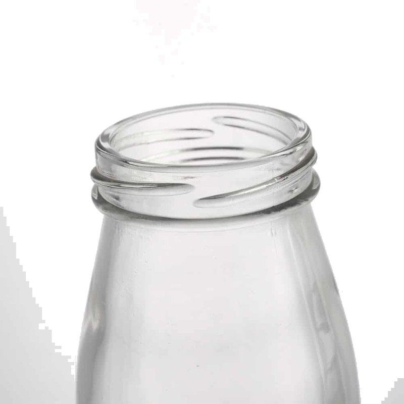 Botellas redondas clásicas de vidrio llenas de leche, juntas