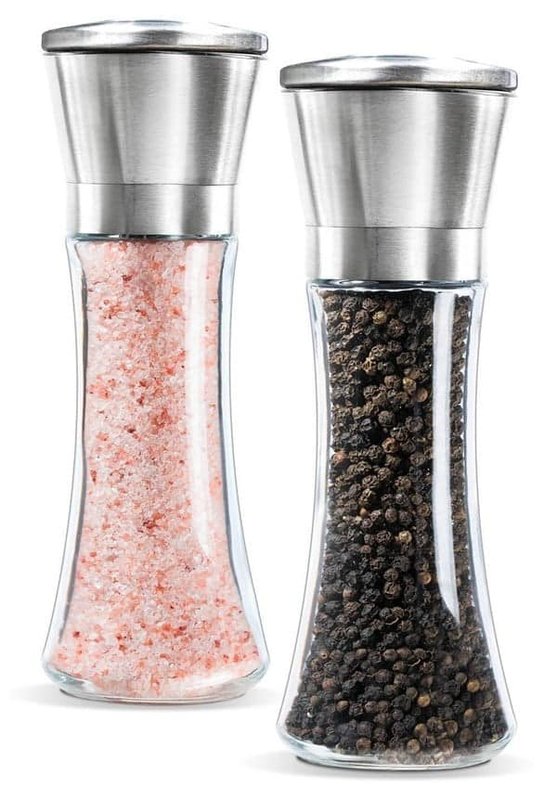 Dos molinillos de pimienta de vidrio altos con cabezal de acero inoxidable, llenos de sal en grano y pimienta en grano