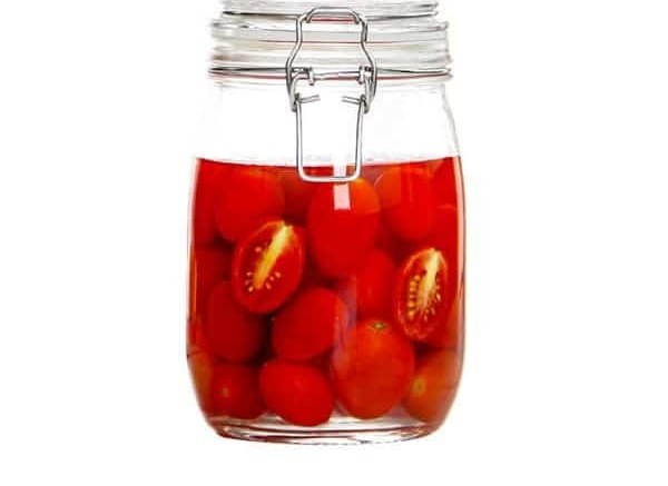 Rundes Bügelglas mit eingelegten Kirschtomaten