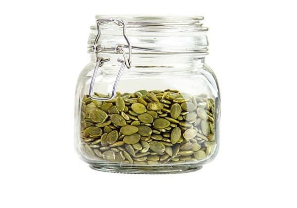 Eckiges Bügelglas mit Kürbiskernen