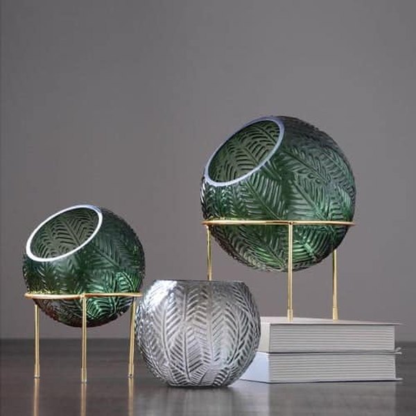 Klare Glasvase mit Gold, dezenter Luxus, für Wohnzimmer und Tisch, leer, vor schlichtem Hintergrund