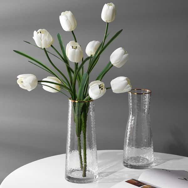 Klare Vase mit Hammerschlagglas und Gold, leer, vor schlichtem Hintergrund