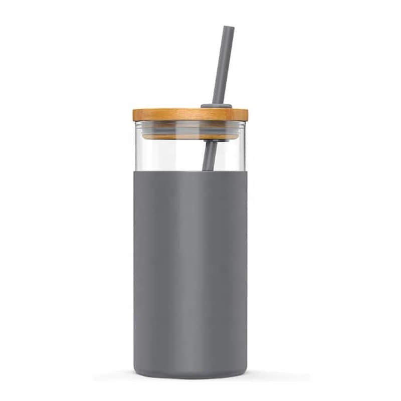 Weithals-Trinkbecher aus Glas mit grauer Silikonhülle, Bambusdeckel und Trinkhalm