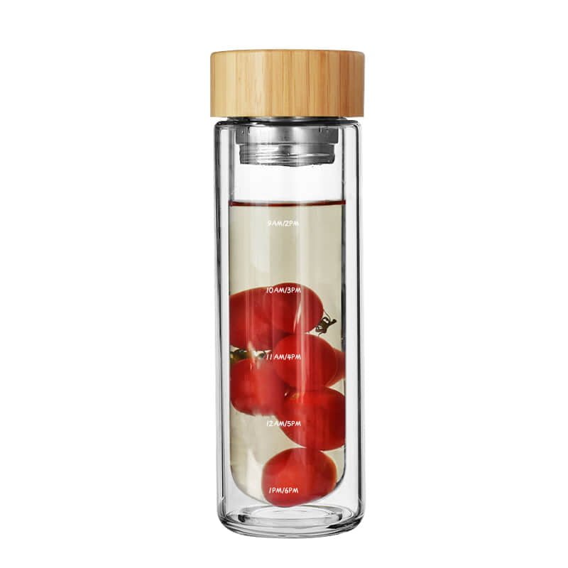 Doppelwandige Glasflasche mit Bambusdeckel und innenliegendem Tee-Einsatz