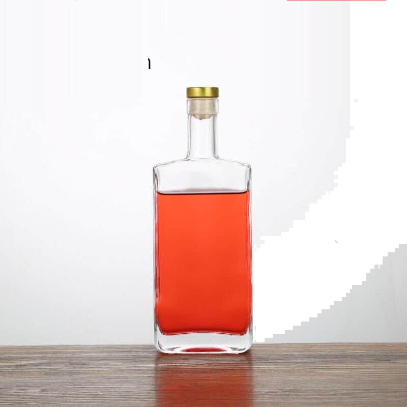Quadratische Spirituosenflasche, 500 ml, gefüllt mit einer roséfarbenen Spirituose