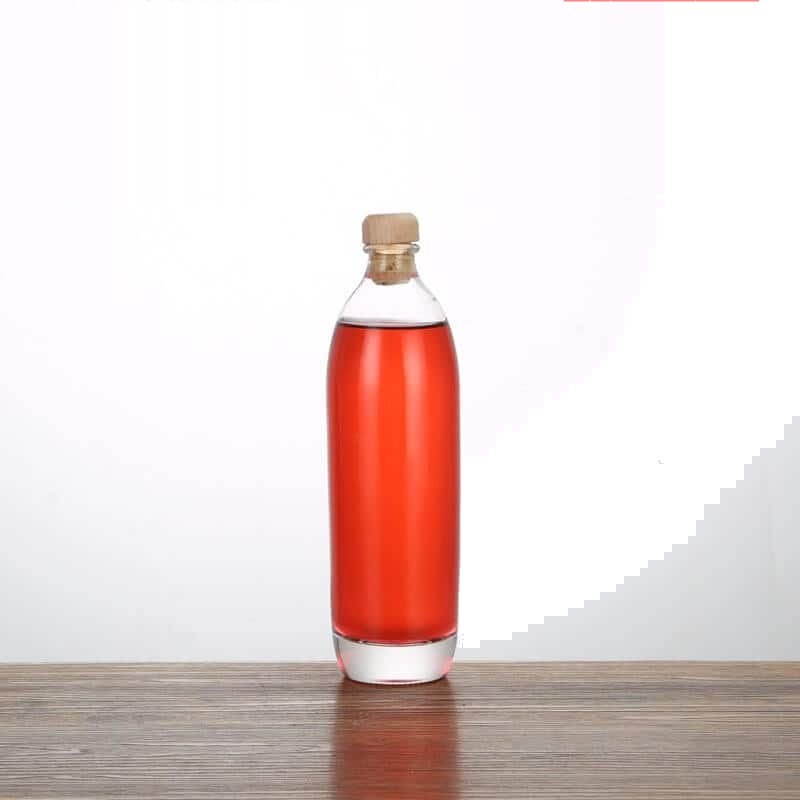 Runde Spirituosenflasche, 500 ml, gefüllt mit einer roséfarbenen Spirituose