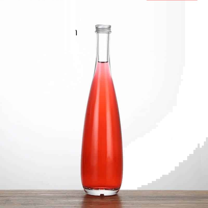 Hohe Spirituosenflasche, 500 ml, gefüllt mit einer roséfarbenen Spirituose