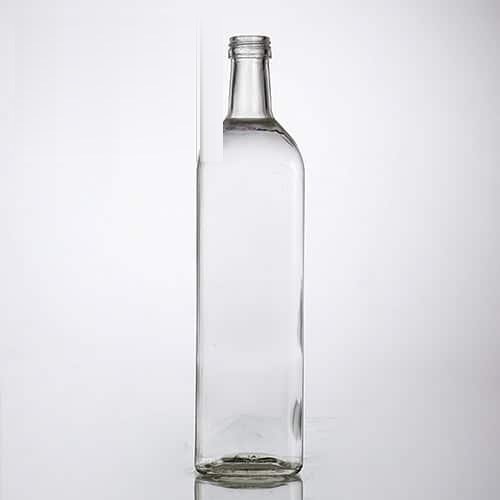 Leere klare Marasca-Olivenölflasche, 1 Liter, 30,5 cm hoch, vor neutralem Hintergrund