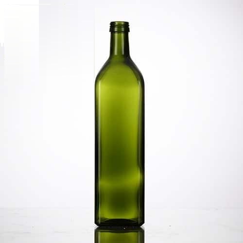 Leere dunkelgrüne Marasca-Olivenölflasche, 1 Liter, 30,5 cm hoch, vor neutralem Hintergrund