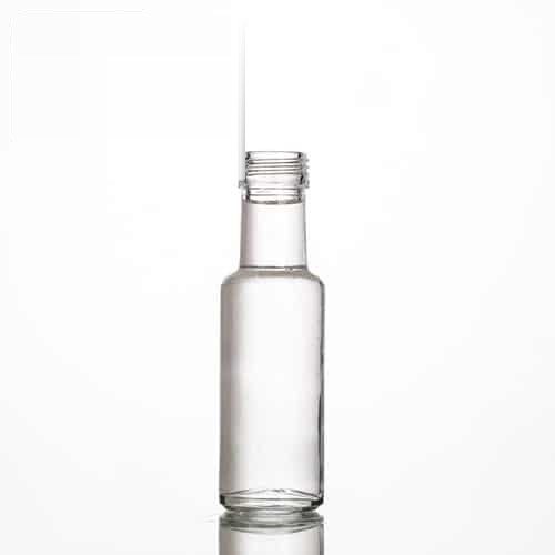 Leere klare Dorica-Olivenölflasche, 100 ml, 14,5 cm hoch, vor neutralem Hintergrund