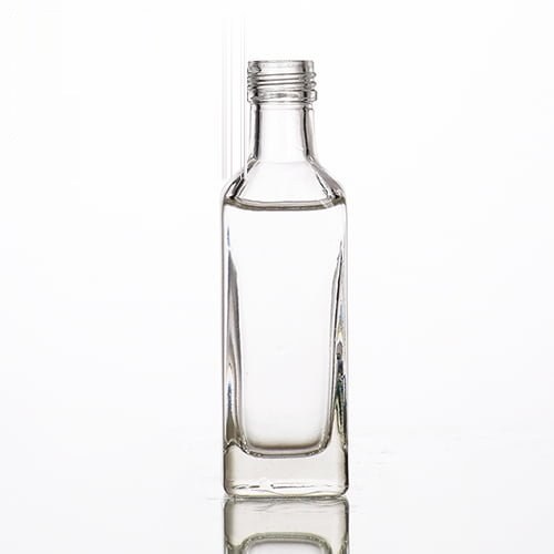 Leere klare Marasca-Olivenölflasche, 100 ml, 14,0 cm hoch, vor neutralem Hintergrund