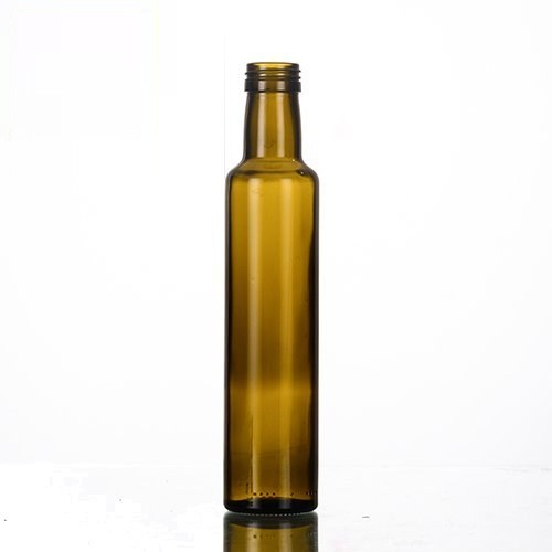 Leere antikgrüne Dorica-Olivenölflasche, 250 ml, 23,3 cm hoch, vor neutralem Hintergrund