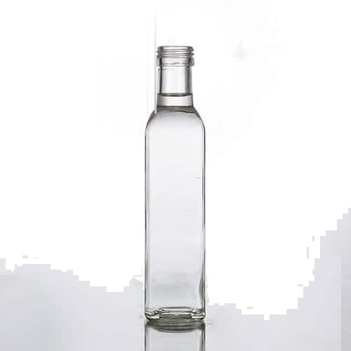 Leere klare Marasca-Olivenölflasche, 250 ml, 21,5 cm hoch, vor neutralem Hintergrund