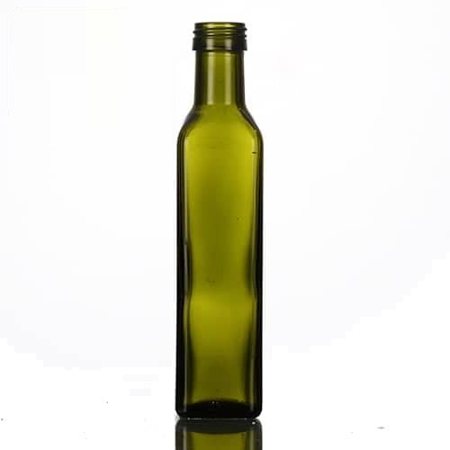 Leere dunkelgrüne Marasca-Olivenölflasche, 250 ml, 21,5 cm hoch, vor neutralem Hintergrund