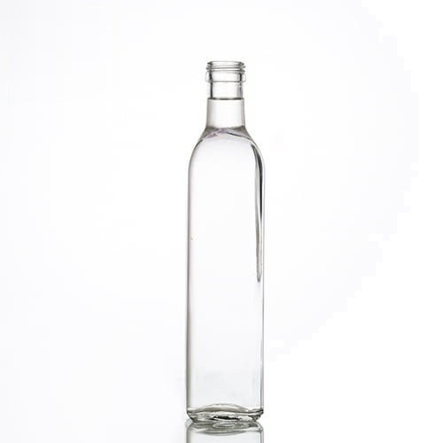 Leere klare Marasca-Olivenölflasche, 500 ml, 26,5 cm hoch, vor neutralem Hintergrund