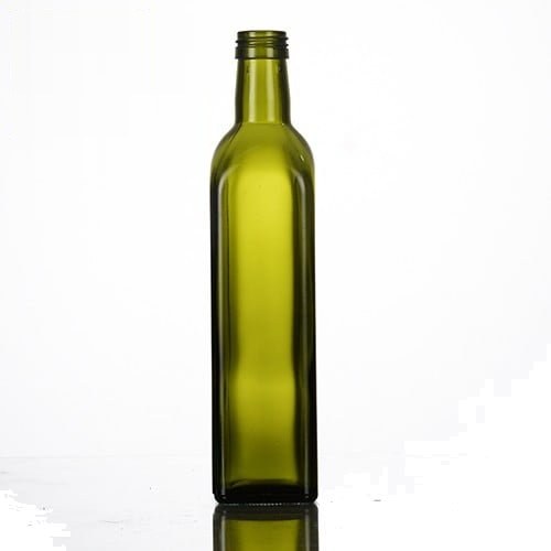 Leere dunkelgrüne Marasca-Olivenölflasche, 500 ml, 26,5 cm hoch, vor neutralem Hintergrund